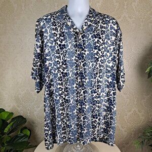 Town Craft Size Medium Blue and White Patterned Short Sleeve Button Up Shirt EUC